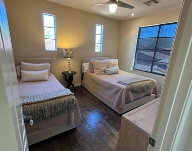 20704 N 90th Place - Photo Thumbnail 7