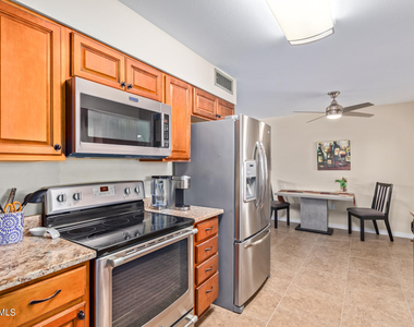 10831 W Tropicana Circle - Photo Thumbnail 8