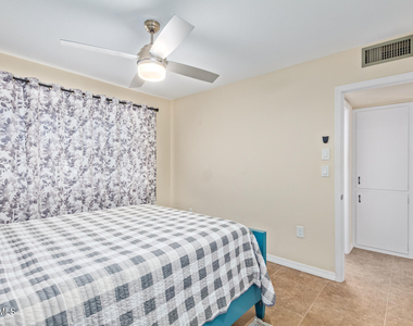 10831 W Tropicana Circle - Photo Thumbnail 13