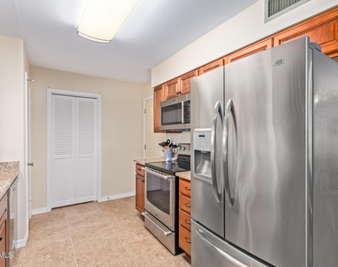 10831 W Tropicana Circle - Photo Thumbnail 11