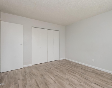 1050 W University Drive - Photo Thumbnail 8