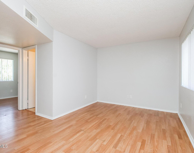 1050 W University Drive - Photo Thumbnail 3