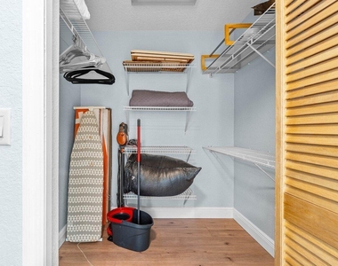 3303 Custer Avenue - Photo Thumbnail 24