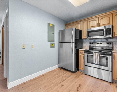 3303 Custer Avenue - Photo Thumbnail 21