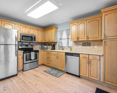 3303 Custer Avenue - Photo Thumbnail 2