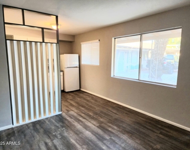 302 W Medlock Drive - Photo Thumbnail 4