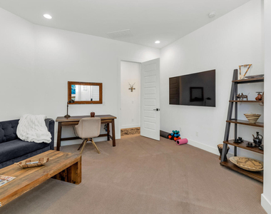 2041 E Fallen Leaf Lane - Photo Thumbnail 16