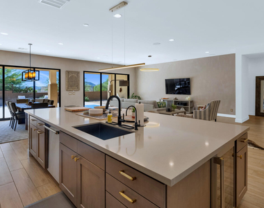 2041 E Fallen Leaf Lane - Photo Thumbnail 9