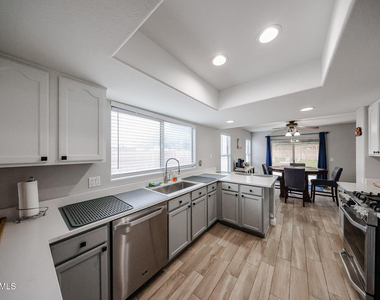 3902 E Rosemonte Drive - Photo Thumbnail 16