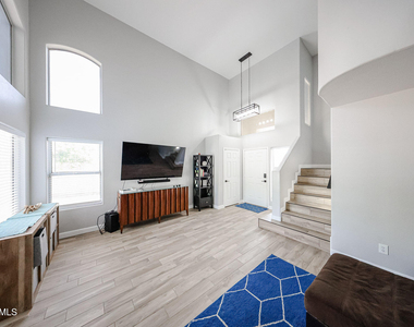 3902 E Rosemonte Drive - Photo Thumbnail 7