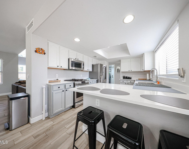 3902 E Rosemonte Drive - Photo Thumbnail 12