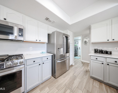 3902 E Rosemonte Drive - Photo Thumbnail 14