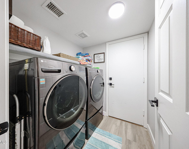 3902 E Rosemonte Drive - Photo Thumbnail 18