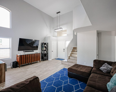 3902 E Rosemonte Drive - Photo Thumbnail 6