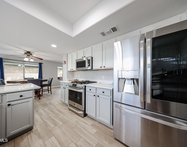 3902 E Rosemonte Drive - Photo Thumbnail 15