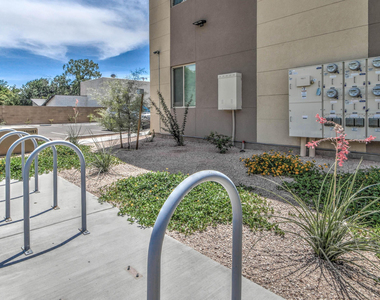 1037 S Farmer Avenue - Photo Thumbnail 3