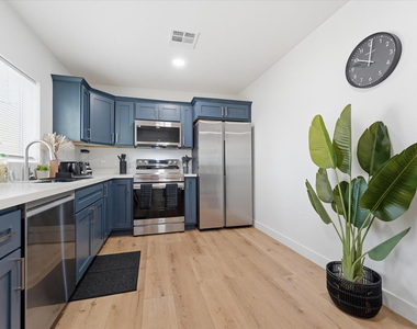 1548 N Upland Circle - Photo Thumbnail 2