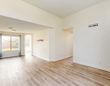 21927 N 74th Lane - Photo Thumbnail 4