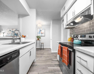 9410 N 31st Avenue - Photo Thumbnail 2