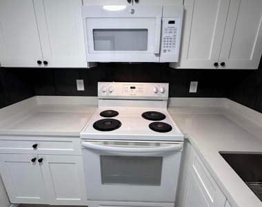 2690 N 43rd Avenue - Photo Thumbnail 8