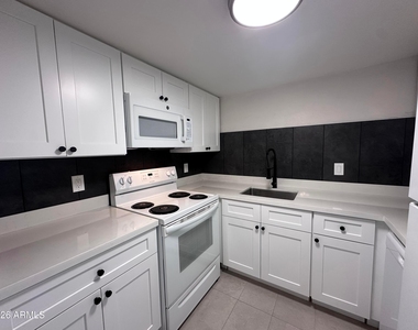 2690 N 43rd Avenue - Photo Thumbnail 5