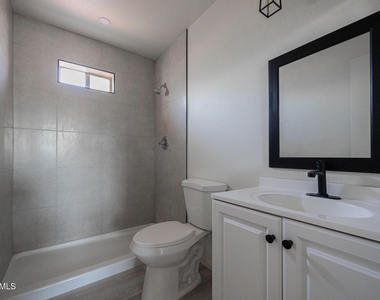 1915 N 26th Place - Photo Thumbnail 8