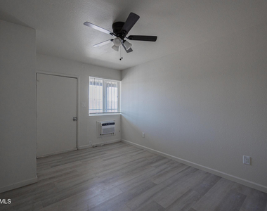 1915 N 26th Place - Photo Thumbnail 3