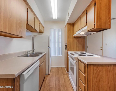 5750 N 59th Avenue - Photo Thumbnail 2