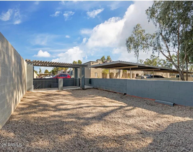 5750 N 59th Avenue - Photo Thumbnail 9