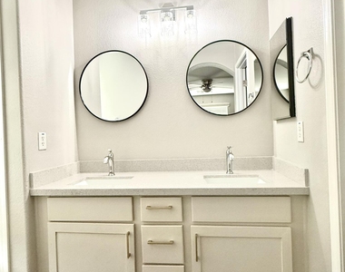 3708 E Kerry Lane - Photo Thumbnail 7