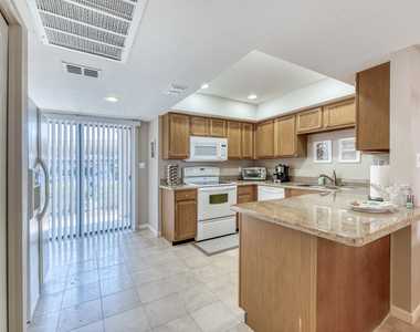 9445 N 94th Place - Photo Thumbnail 7