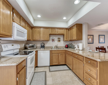 9445 N 94th Place - Photo Thumbnail 8