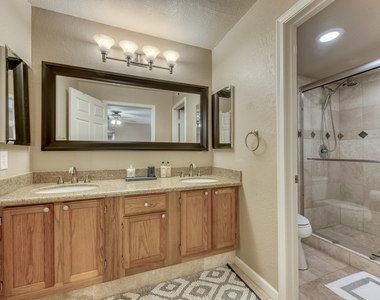 9445 N 94th Place - Photo Thumbnail 12
