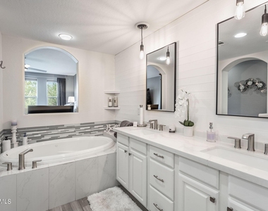 28990 N White Feather Lane - Photo Thumbnail 16