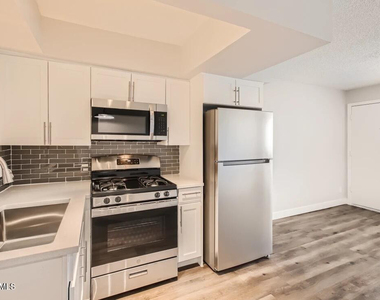 1645 E Thomas Road - Photo Thumbnail 3