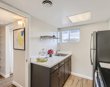 1645 E Thomas Road - Photo Thumbnail 2
