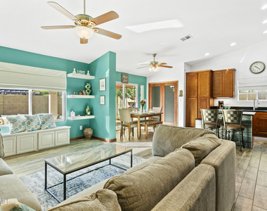 2707 E Louise Drive - Photo Thumbnail 7