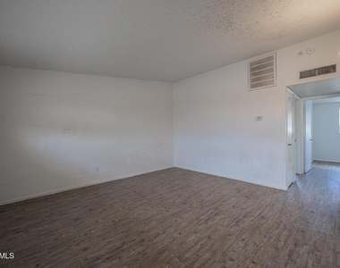 2115 W Devonshire Avenue - Photo Thumbnail 3