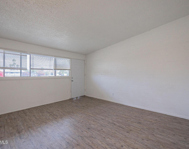 2115 W Devonshire Avenue - Photo Thumbnail 6