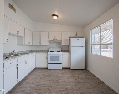 2115 W Devonshire Avenue - Photo Thumbnail 5