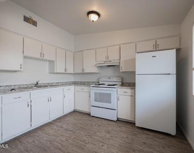 2115 W Devonshire Avenue - Photo Thumbnail 4