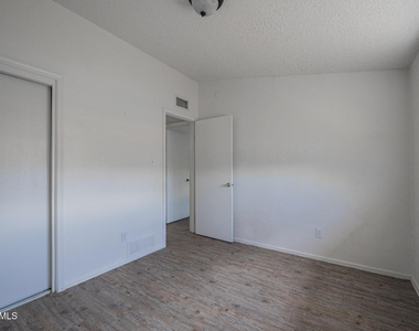 2115 W Devonshire Avenue - Photo Thumbnail 8