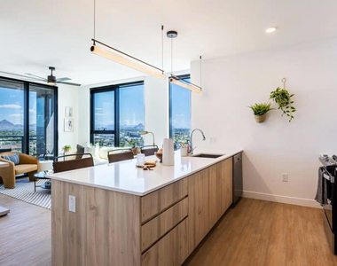 817 N 6th Street - Photo Thumbnail 5