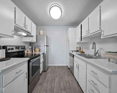 4337 N 53rd Lane - Photo Thumbnail 3