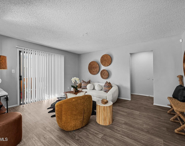 4748 W Sierra Vista Drive - Photo Thumbnail 3