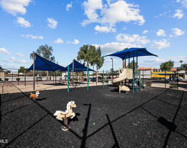 4748 W Sierra Vista Drive - Photo Thumbnail 10