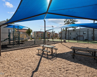 4748 W Sierra Vista Drive - Photo Thumbnail 11