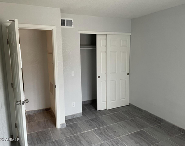 1222 E Mountain View Road - Photo Thumbnail 9