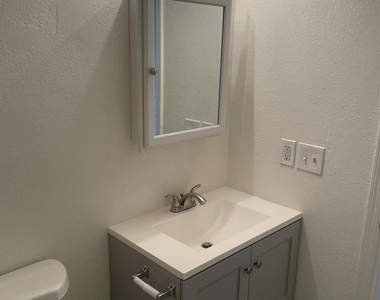1222 E Mountain View Road - Photo Thumbnail 7