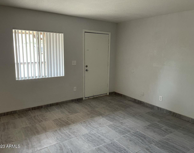 1222 E Mountain View Road - Photo Thumbnail 10